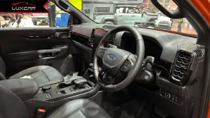 Khoang lái hiện đại với màn hình 12 inch đặt dọc và cần số điện tử E-Shifter.