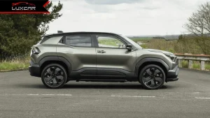 Thân xe Suzuki e Vitara với khoảng sáng gầm 180mm ấn tượng